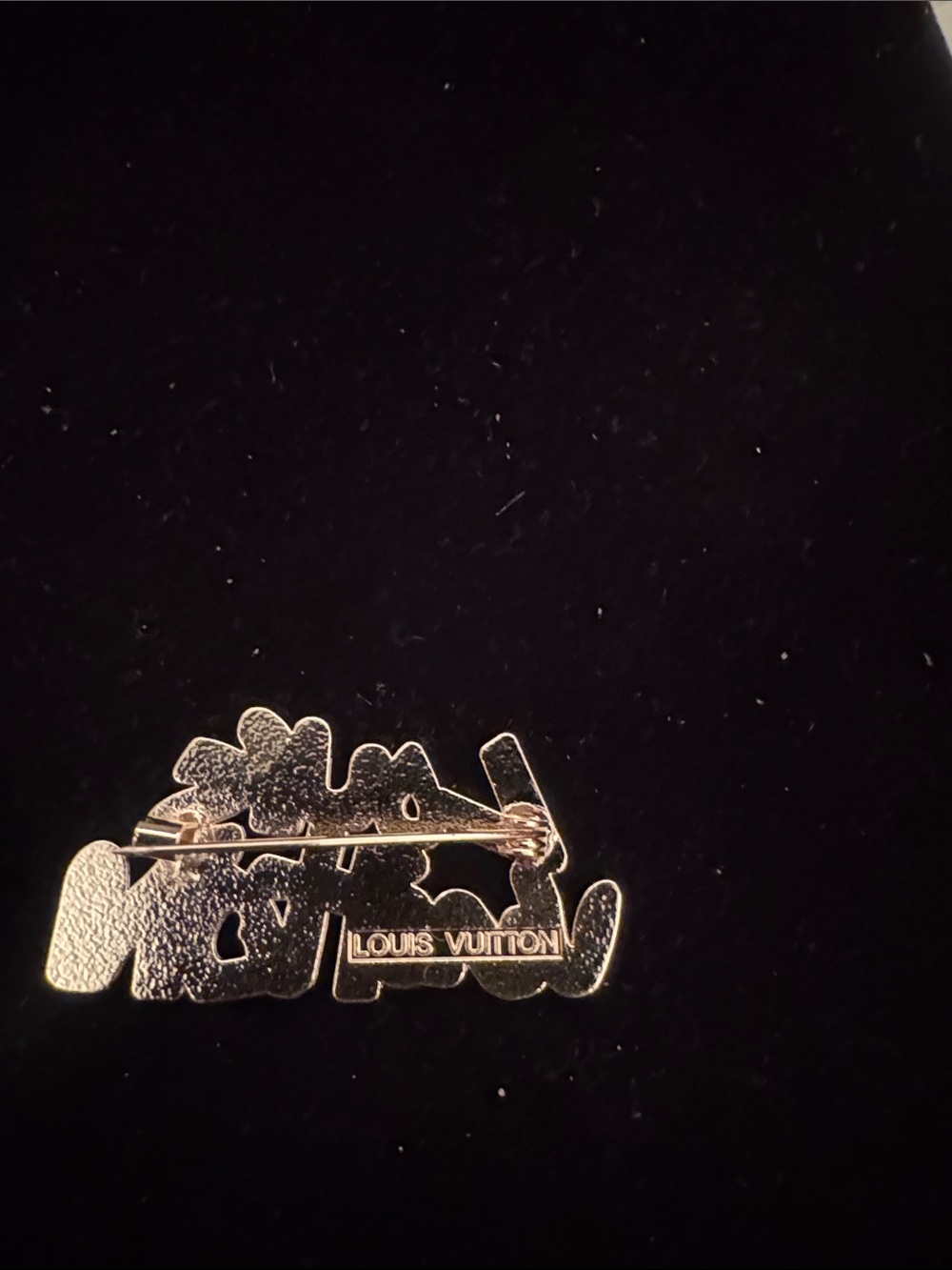 Brooch pink with Gold Script Logo - Picture 4 of 4